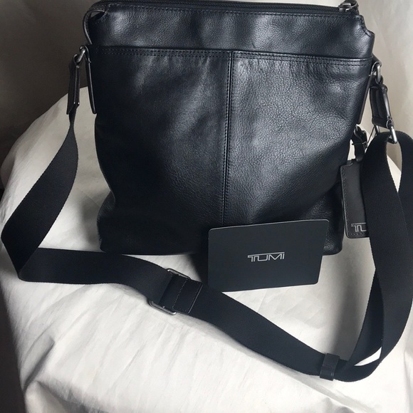 Tumi Oxford Crossbody leather bag NWT - Picture 3 of 12